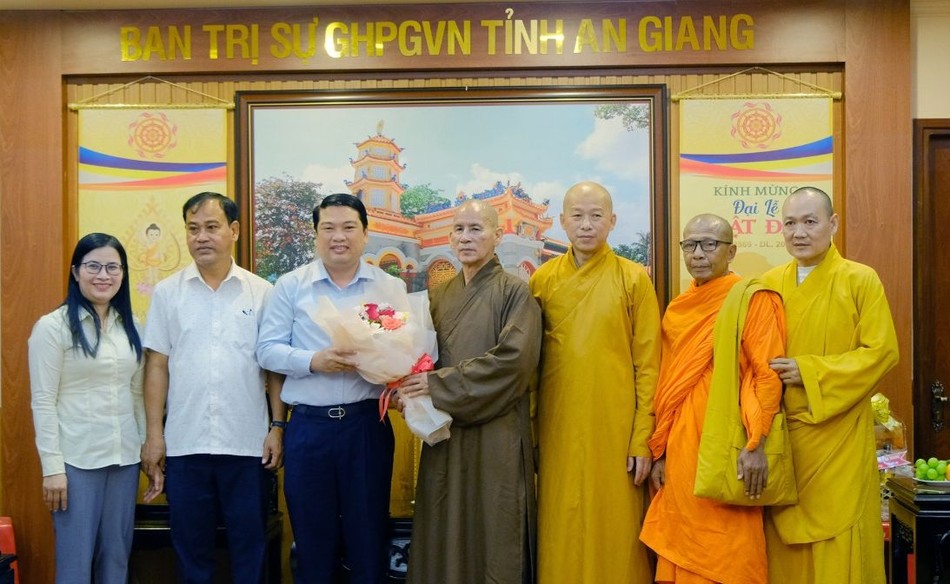 Thay mặt Ban Trị sự tỉnh, Hòa thượng Thích Thiện Thống tặng hoa cảm ơn đến phái đoàn Thay mặt Ban Trị sự tỉnh, Hòa thượng Thích Thiện Thống tặng hoa cảm ơn đến phái đoàn