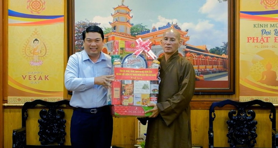 Ông Lê Trung Hồ, Phó Chủ tịch UBND tỉnh An Giang trao quà chúc mừng đến Hòa thượng Trưởng ban Trị sự GHPGVN tỉnh An Giang Ông Lê Trung Hồ, Phó Chủ tịch UBND tỉnh An Giang trao quà chúc mừng đến Hòa thượng Trưởng ban Trị sự GHPGVN tỉnh An Giang