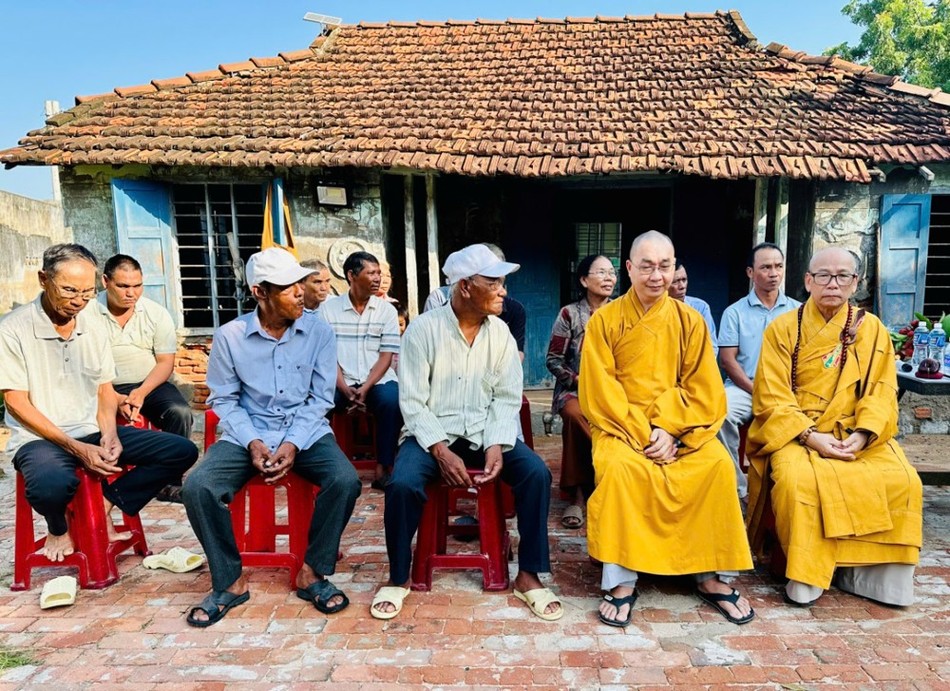 Buổi khảo sát và hỗ trợ xây dựng nhà tình thương