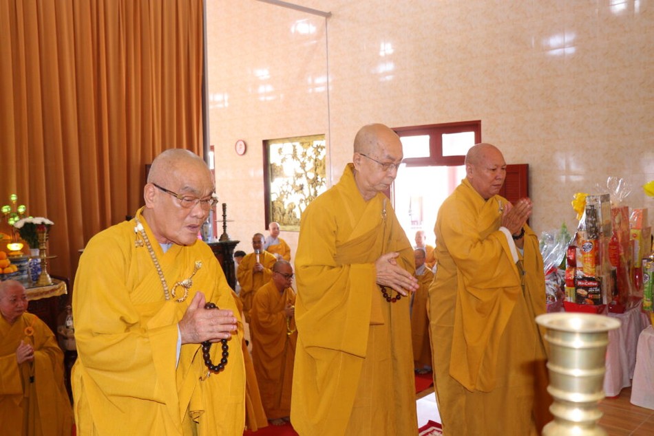 Chư tôn đức đảnh lễ Giác linh Tổ sư Lê Khánh Hòa Chư tôn đức đảnh lễ Giác linh Tổ sư Lê Khánh Hòa