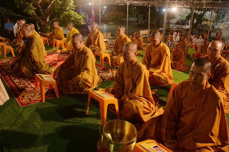 Cử hành trì chú Đại bi và đảnh lễ ngũ bách danh Bồ-tát Quán Thế Âm Cử hành trì chú Đại bi và đảnh lễ ngũ bách danh Bồ-tát Quán Thế Âm