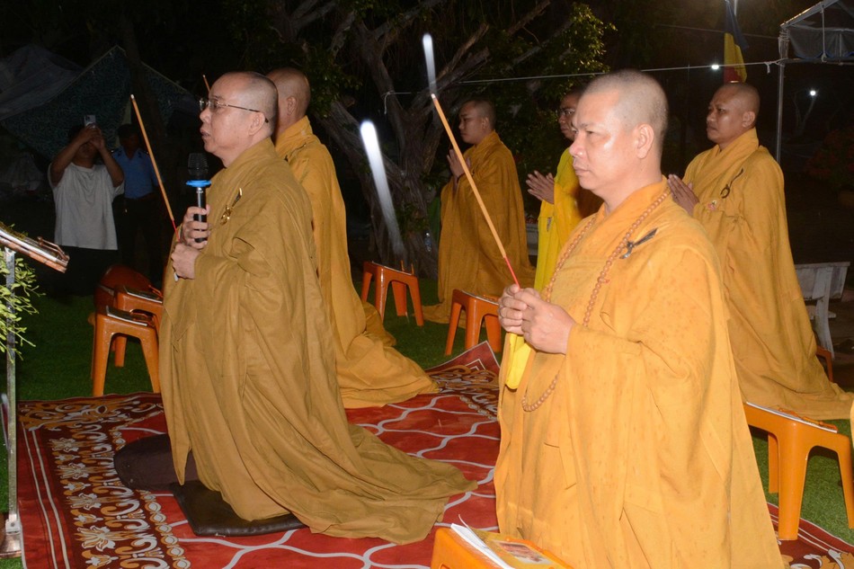 Chư tôn đức nguyện hương bạch Phật Chư tôn đức nguyện hương bạch Phật