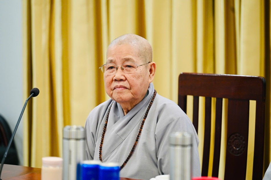 Ni trưởng Thích nữ Từ Nhẫn chủ trì buổi họp - Ảnh: Bản Thành Ni trưởng Thích nữ Từ Nhẫn chủ trì buổi họp - Ảnh: Bản Thành