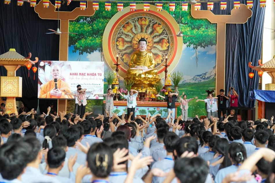 Tham gia chương trình khai mạc khóa tu mùa hè Tham gia chương trình khai mạc khóa tu mùa hè