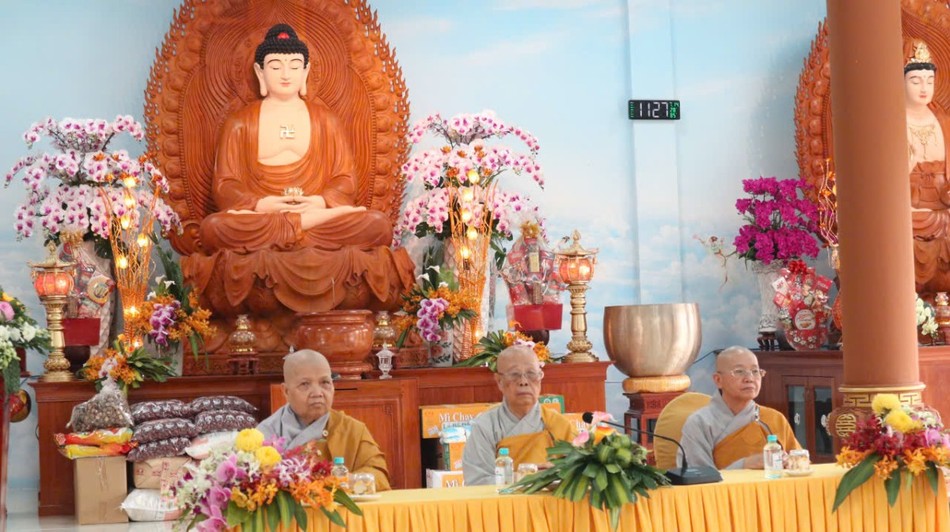 Chư Ni đoàn Phân ban Ni giới TP.HCM thăm trường hạ chùa Di Đà Chư Ni đoàn Phân ban Ni giới TP.HCM thăm trường hạ chùa Di Đà