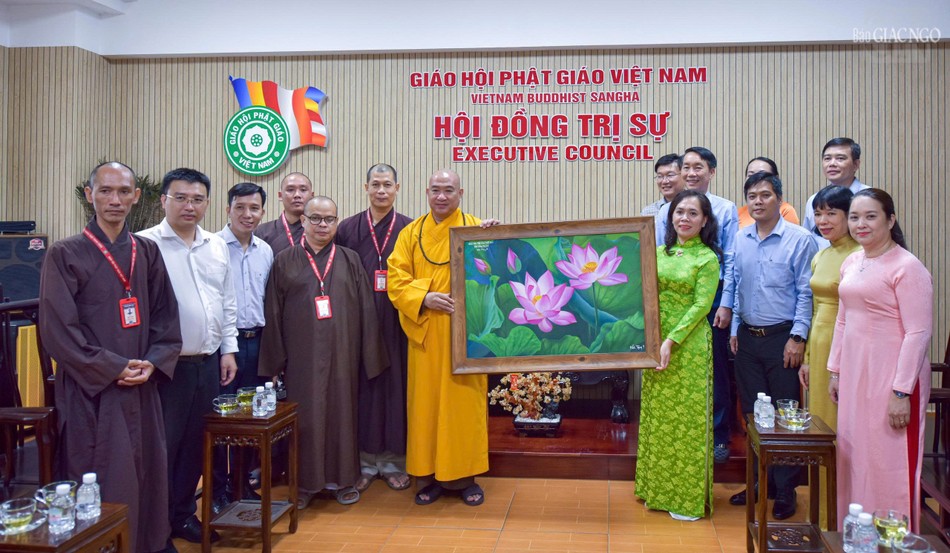 Thượng tọa Thích Phước Nguyên tặng bức tranh hoa sen lưu niệm với phái đoàn