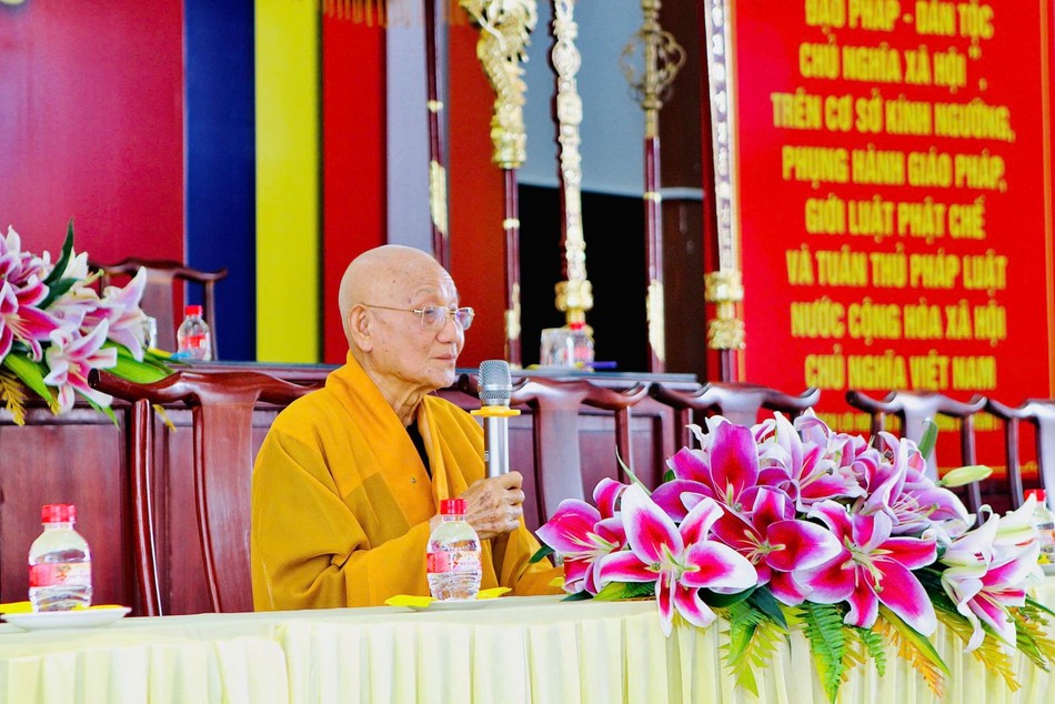 Trưởng lão Hòa thượng Thích Minh Thông giáo giới tại trường hạ chùa Tỉnh Hội 2 Trưởng lão Hòa thượng Thích Minh Thông giáo giới tại trường hạ chùa Tỉnh Hội 2