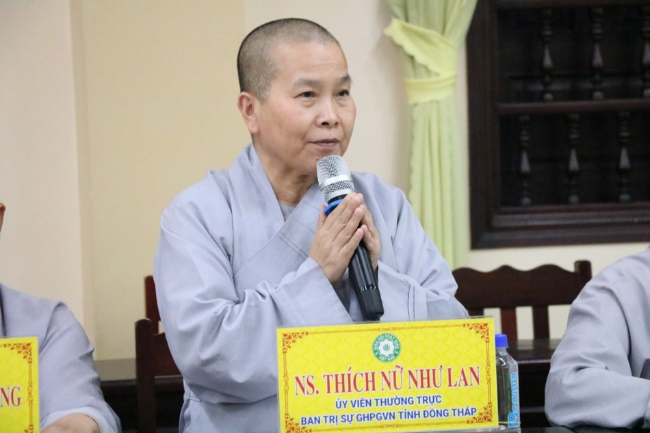 Ni sư Thích nữ Như Lan đóng góp ý kiến tại buổi họp