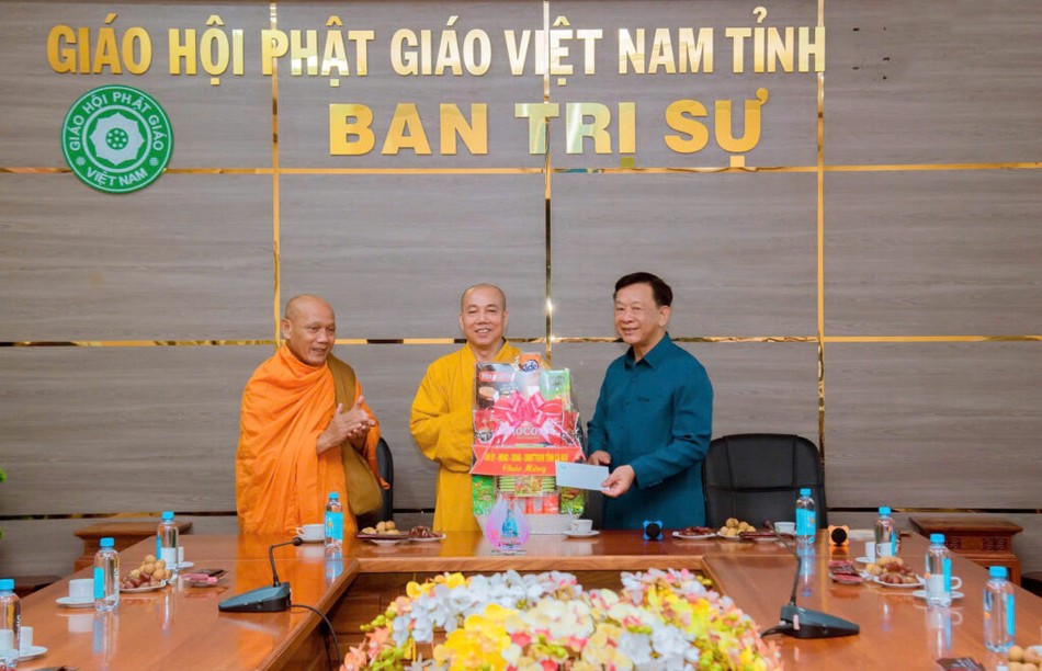 Ông Hồ Trung Việt đã trao quà chúc mừng đến chư tôn đức và Ban Trị sự