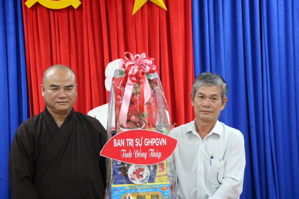 Thượng tọa Thích Tĩnh Triệt trao quà chúc mừng Giám đốc Sở Nội vụ tỉnh
