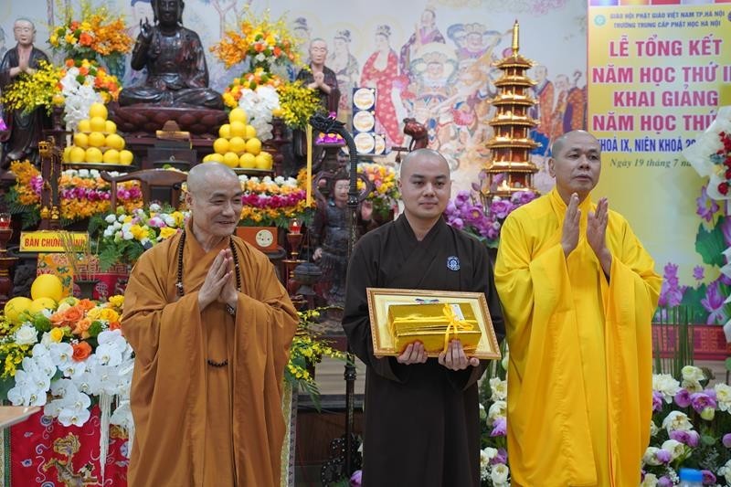 Chư tôn đức trao khen thưởng đến 1 Tăng sinh đạt thành tích học xuất sắc