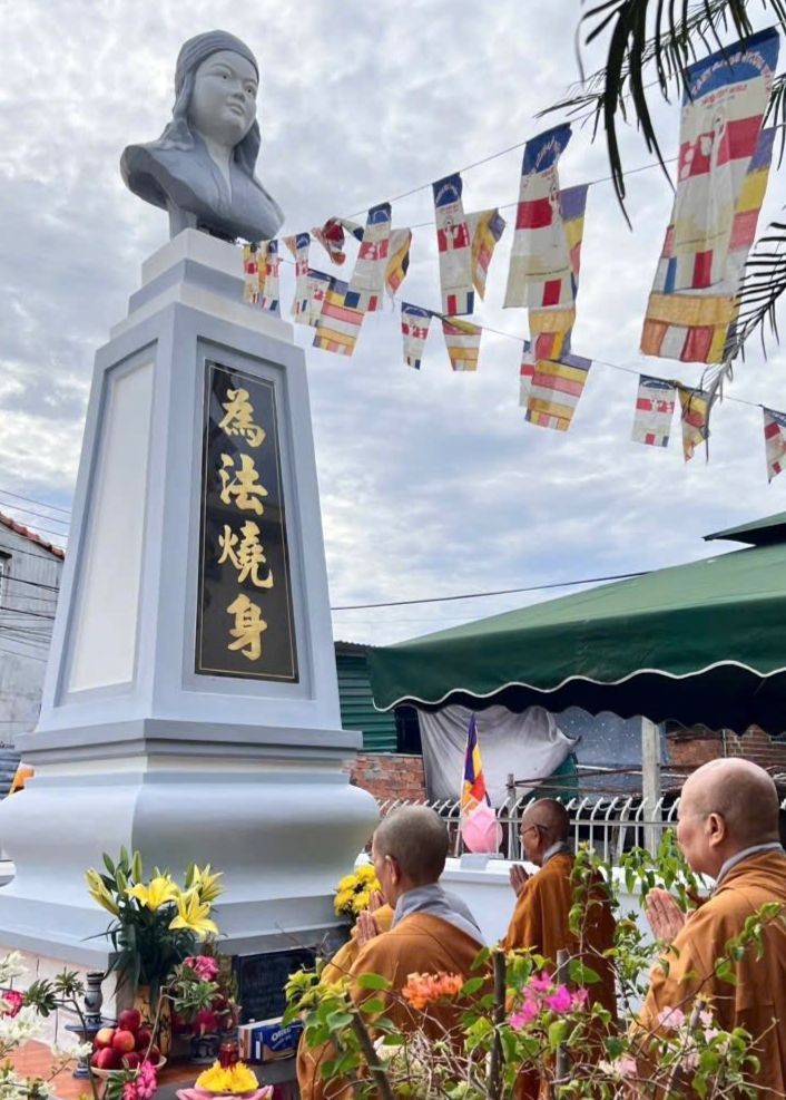 Tháp tôn thờ Ni trưởng Thích nữ Diệu Quang tại chùa Đức Hòa (P.Ninh Hòa, tỉnh Khánh Hòa) Tháp tôn thờ Ni trưởng Thích nữ Diệu Quang tại chùa Đức Hòa (P.Ninh Hòa, tỉnh Khánh Hòa)