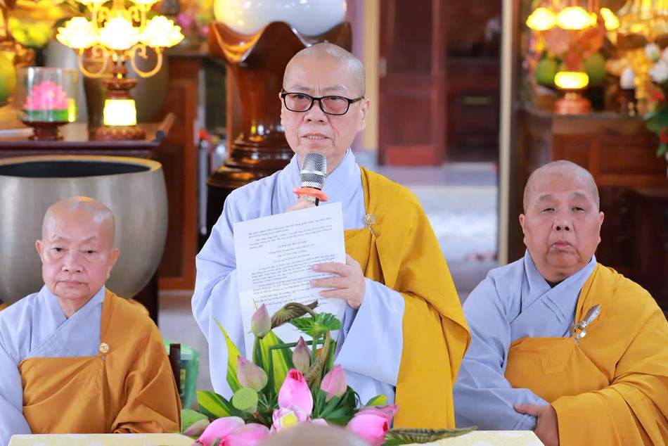 Ni trưởng Thích nữ Như Hiền, Phó Trưởng Phân ban Ni giới T.Ư đọc "Chúc thư" của Ni trưởng Trưởng Phân ban Ni giới T.Ư Ni trưởng Thích nữ Như Hiền, Phó Trưởng Phân ban Ni giới T.Ư đọc "Chúc thư" của Ni trưởng Trưởng Phân ban Ni giới T.Ư