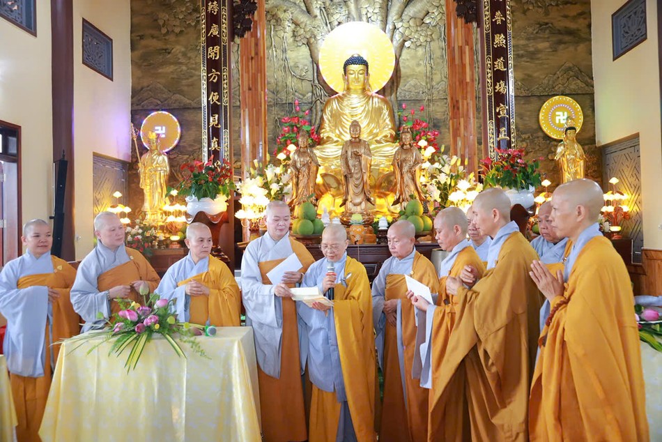 Trao cúng dường tại trường hạ chùa Phổ Chiếu Trao cúng dường tại trường hạ chùa Phổ Chiếu