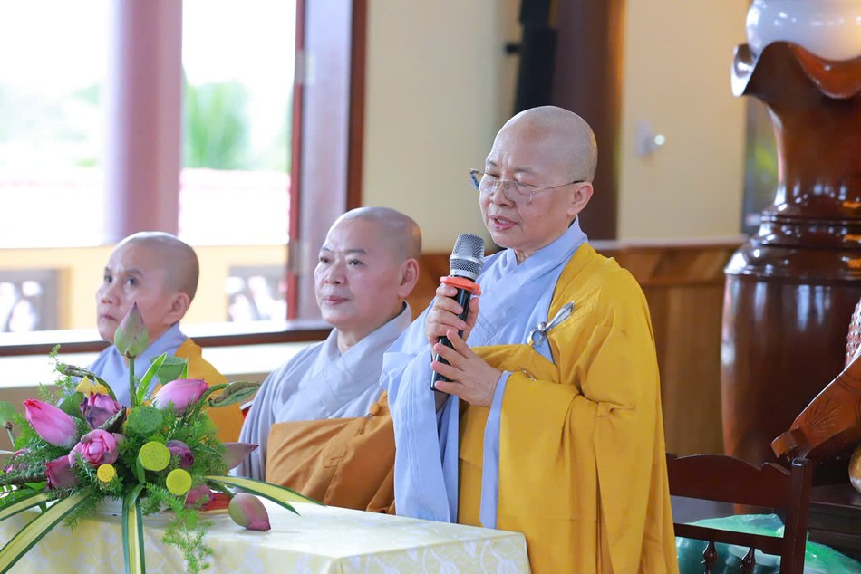 Ni trưởng Thích nữ Như Thảo sách tấn hành giả tại trường hạ chùa Phổ Chiếu Ni trưởng Thích nữ Như Thảo sách tấn hành giả tại trường hạ chùa Phổ Chiếu