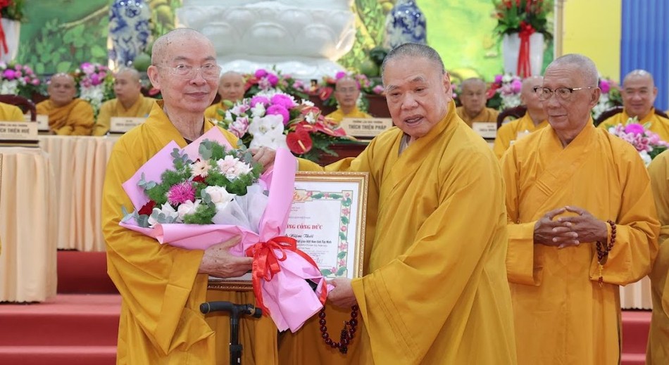 Trao Bằng tuyên công đức đến Hòa thượng Thích Niệm Thới Trao Bằng tuyên công đức đến Hòa thượng Thích Niệm Thới