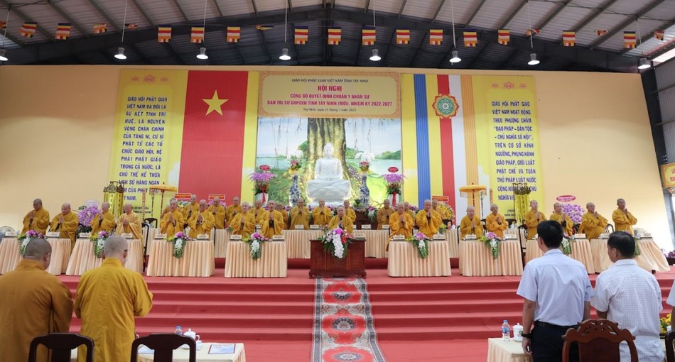 Chư tôn đức trong nghi thức chào Quốc kỳ - Đạo kỳ Chư tôn đức trong nghi thức chào Quốc kỳ - Đạo kỳ