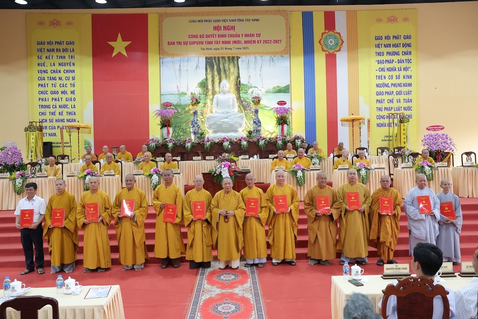Trưởng lão Hòa thượng Thích Thiện Pháp trao quyết định nhân sự Ban Trị sự tỉnh Tây Ninh nhiệm kỳ 2022-2027 Trưởng lão Hòa thượng Thích Thiện Pháp trao quyết định nhân sự Ban Trị sự tỉnh Tây Ninh nhiệm kỳ 2022-2027