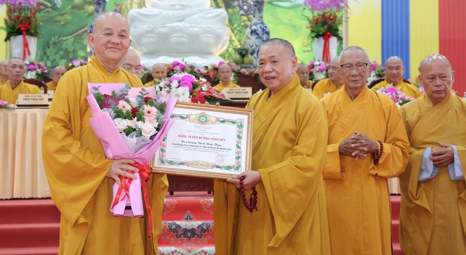 Trao Bằng tuyên dương công đức đến Hòa thượng Thích Minh Thiện Trao Bằng tuyên dương công đức đến Hòa thượng Thích Minh Thiện