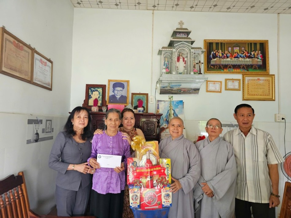 Ni sư Thích nữ Như Hiền trao quà đến Mẹ Việt Nam anh hùng Trần Thị Mai, sinh năm 1936