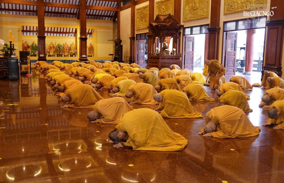 Chư tôn đức đảnh lễ Tam bảo