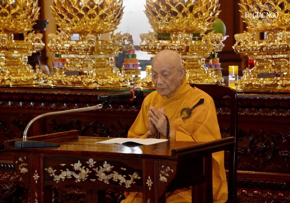 Trưởng lão Hòa thượng Thích Minh Thông đại vị trùng tuyên giới Tỳ-kheo và Bồ-tát Trưởng lão Hòa thượng Thích Minh Thông đại vị trùng tuyên giới Tỳ-kheo và Bồ-tát