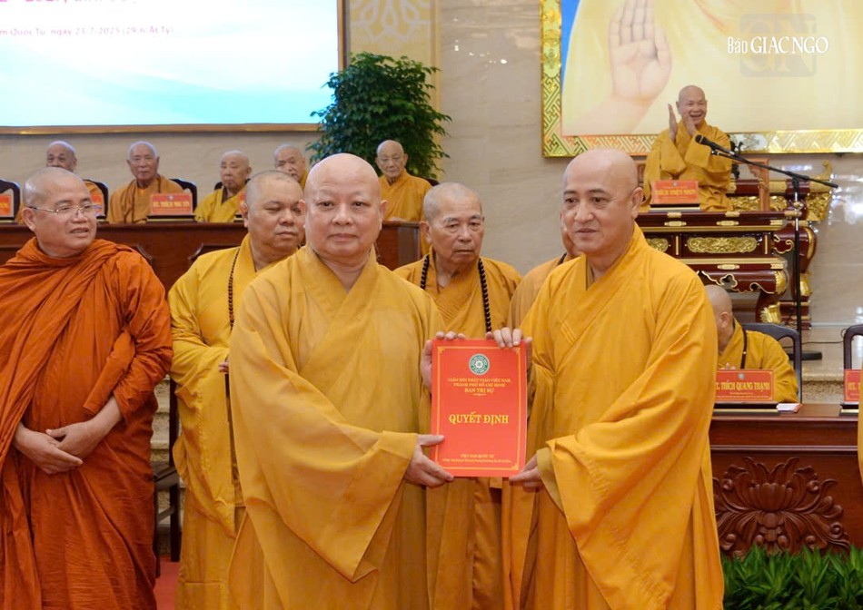 Hòa thượng Thích Huệ Thông trao quyết định Trưởng ban Tăng sự đến Hòa thượng Thích Lệ Trang