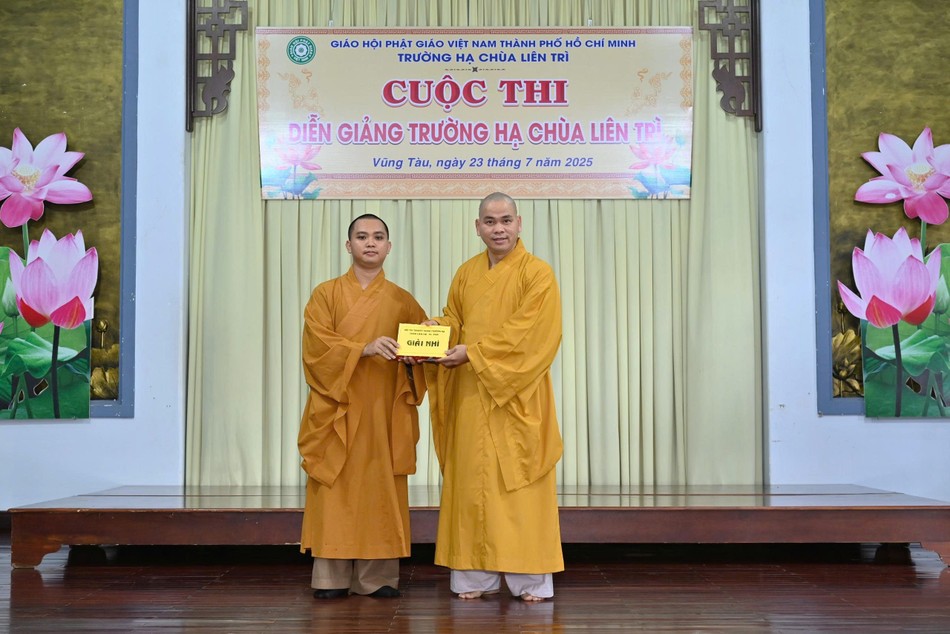 Thượng tọa Thích Thiện Thông trao giải nhì đến thí sinh Thượng tọa Thích Thiện Thông trao giải nhì đến thí sinh