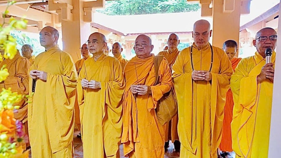 Chư tôn đức dâng hương tưởng niệm