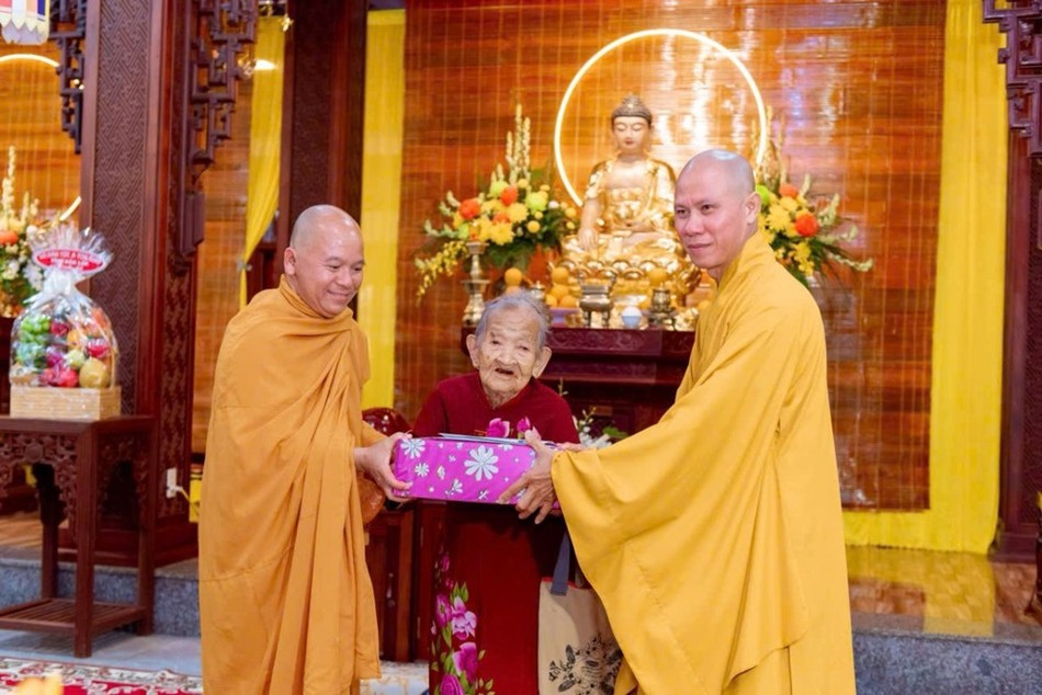 Ban Trị sự GHPGVN tỉnh trao phần quà tri ân đến Mẹ Việt Nam anh hùng Thái Thị Tài