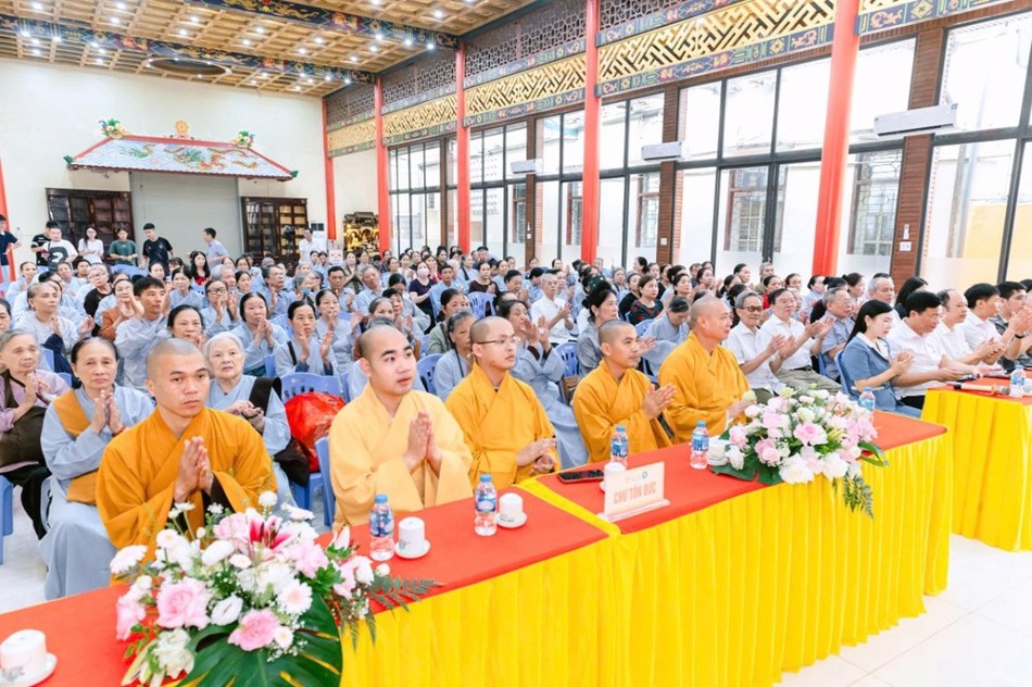 Chư Tăng, đại diện chính quyền, Phật tử, nhân dân tham dự