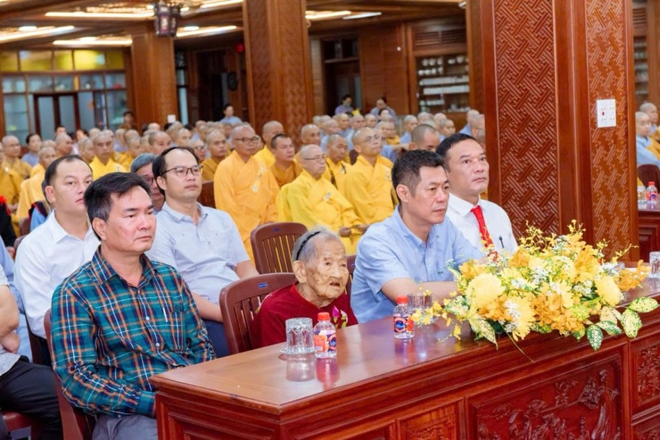 Buổi lễ vinh dự có sự hiện diện Mẹ Việt Nam anh hùng Thái Thị Tài