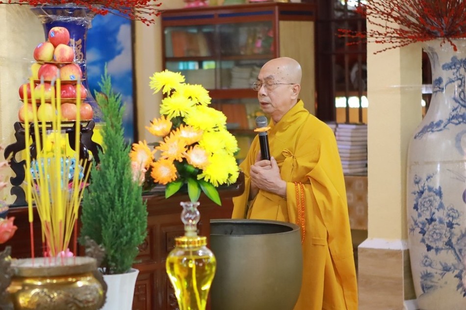 Buổi lễ với sự hướng dẫn của Hòa thượng Thích Nhựt Tấn, Ủy viên Hội đồng Trị sự, Chứng minh Ban Trị sự tỉnh, trụ trì chùa Viên Minh Buổi lễ với sự hướng dẫn của Hòa thượng Thích Nhựt Tấn, Ủy viên Hội đồng Trị sự, Chứng minh Ban Trị sự tỉnh, trụ trì chùa Viên Minh