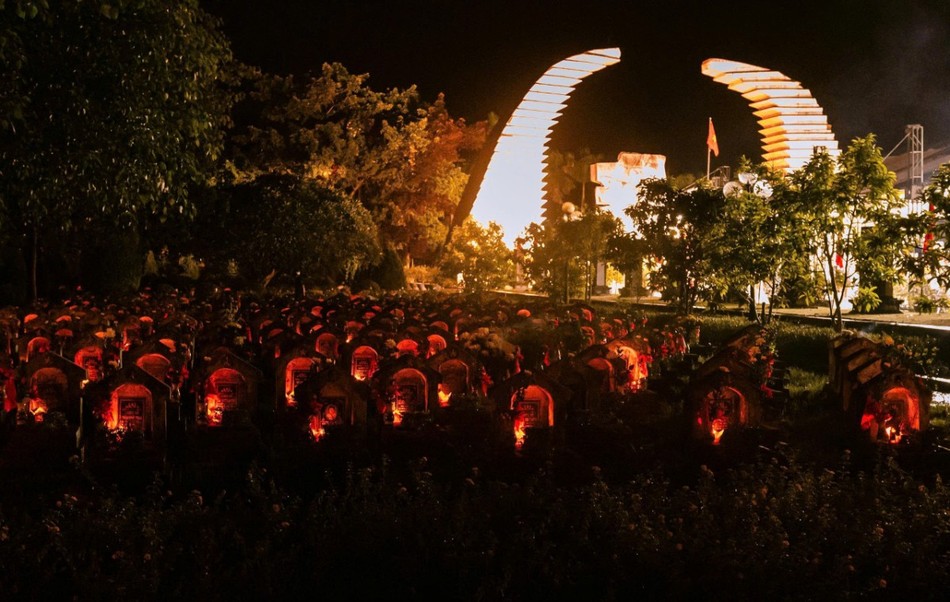 Thắp nến tri ân trên các mộ phần của liệt sĩ Thắp nến tri ân trên các mộ phần của liệt sĩ