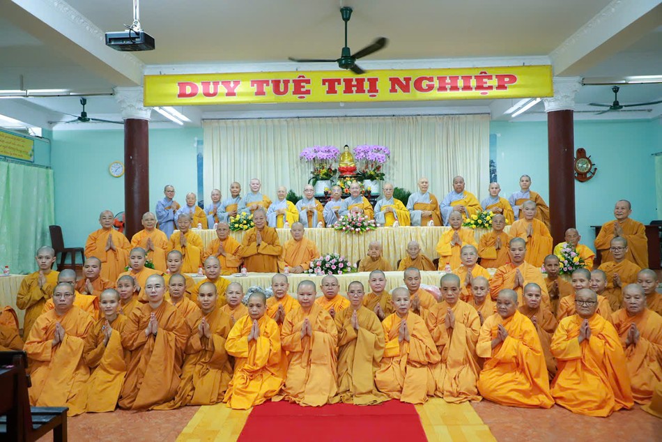 Chư Ni Phân ban Ni giới TP.HCM tổ chức đoàn thăm, cúng dường các trường hạ Ni thuộc TP.HCM