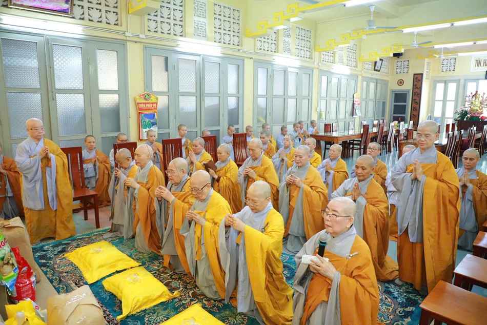 Chư Ni Phân ban Ni giới TP.HCM niêm hương Tam bảo tại tổ đình Từ Nghiêm