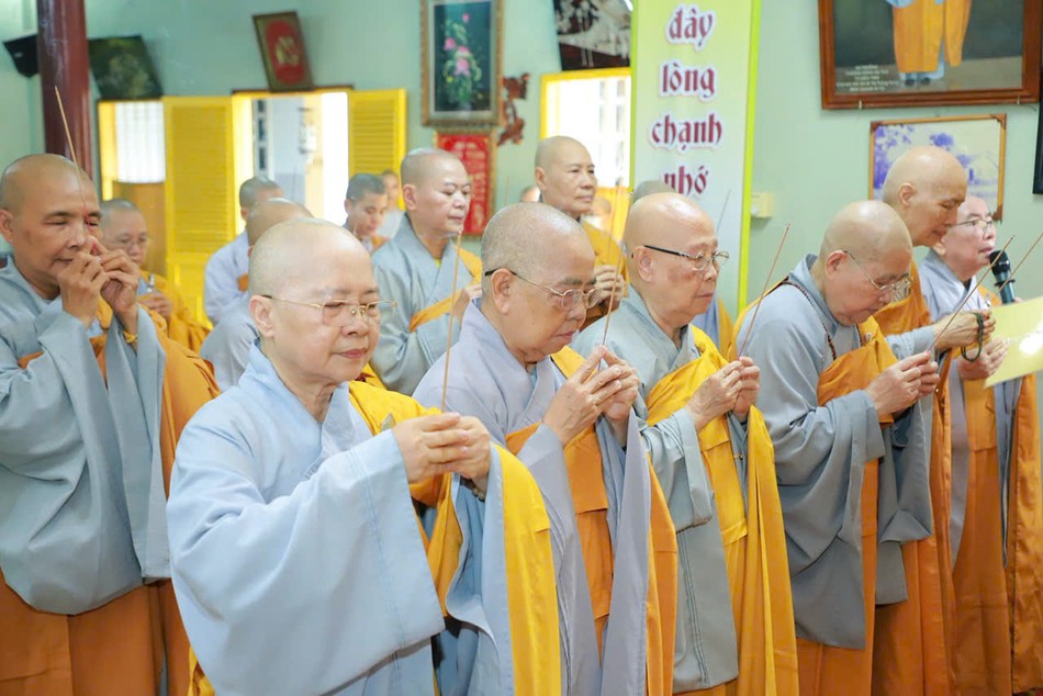 Chư Ni dâng hương tại tổ đình Hải Ấn