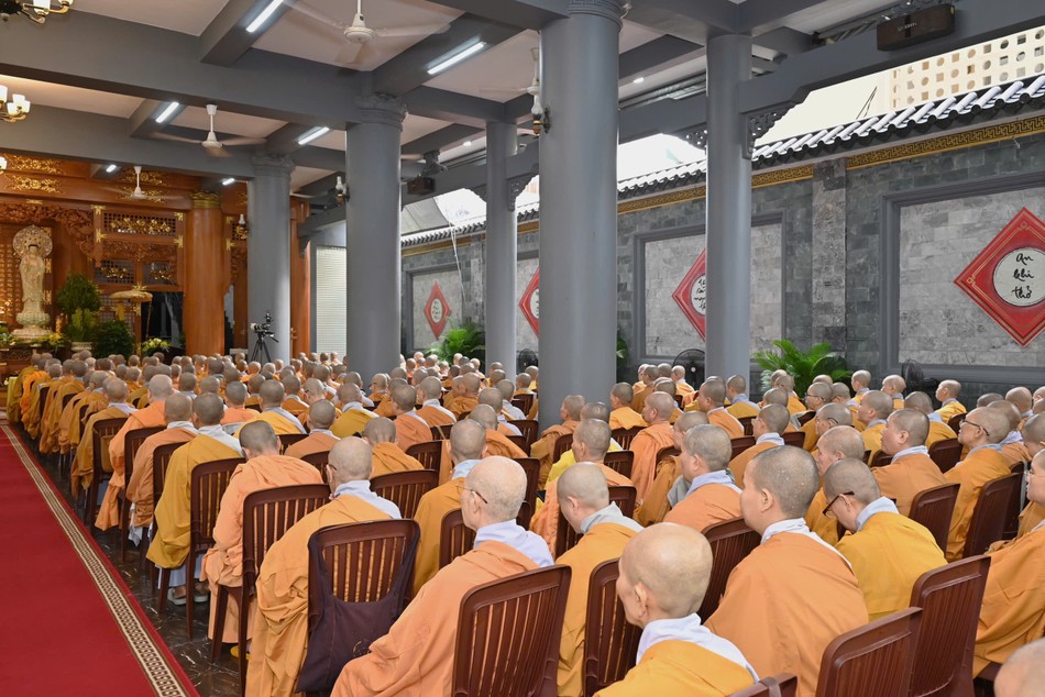 Nhiều vấn đề liên quan Luật học được chư tôn đức chia sẻ tại khóa bồi dưỡng Nhiều vấn đề liên quan Luật học được chư tôn đức chia sẻ tại khóa bồi dưỡng