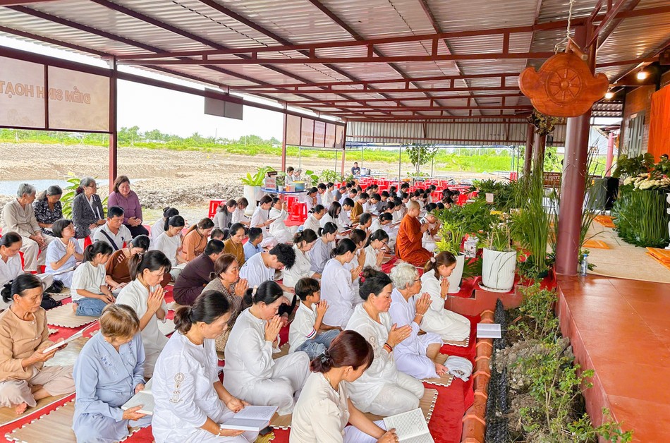 Phật tử về chùa tu học Phật tử về chùa tu học