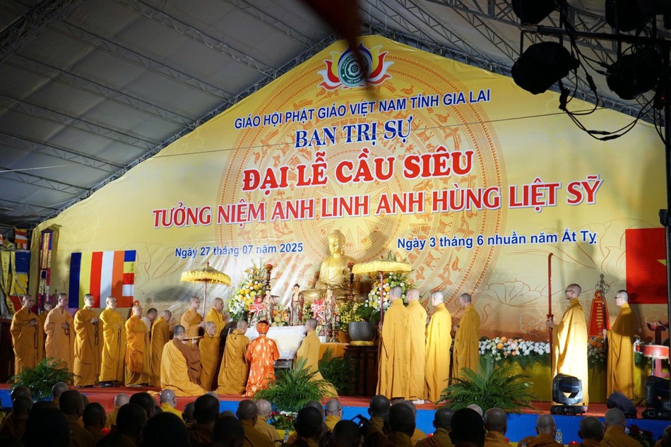 Cử hành lễ tưởng niệm anh linh các anh hùng, liệt sĩ tại chùa Tỉnh Hội