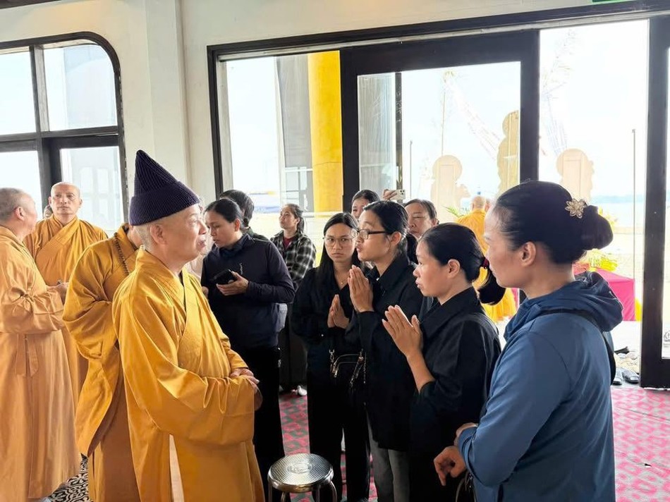 Hòa thượng Thích Thanh Quyết thăm hỏi thân nhân những nạn nhân Hòa thượng Thích Thanh Quyết thăm hỏi thân nhân những nạn nhân