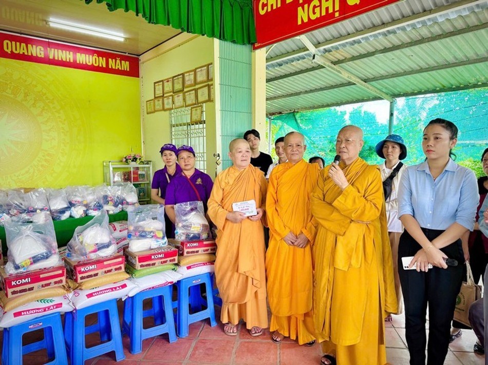 Ni sư Thích nữ Tâm Liên đã thay mặt đoàn thăm hỏi sức khỏe, động viên bà con vượt qua khó khăn Ni sư Thích nữ Tâm Liên đã thay mặt đoàn thăm hỏi sức khỏe, động viên bà con vượt qua khó khăn