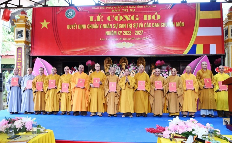 Thượng toạ Thích Thanh Tuấn trao quyết định đến các ban chuyên môn Thượng toạ Thích Thanh Tuấn trao quyết định đến các ban chuyên môn