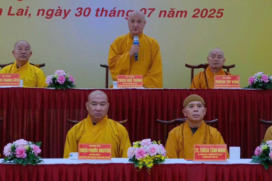 Hòa thượng Thích Huệ Thông ban đạo từ Hòa thượng Thích Huệ Thông ban đạo từ