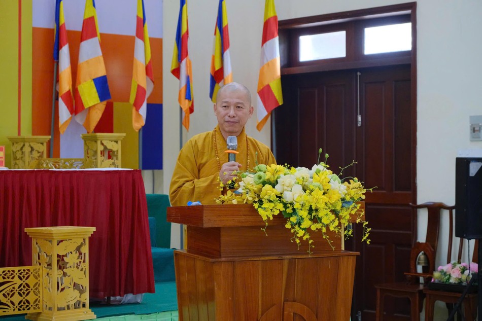 Thượng tọa Thích Minh Nhẫn công bố quyết định Thượng tọa Thích Minh Nhẫn công bố quyết định