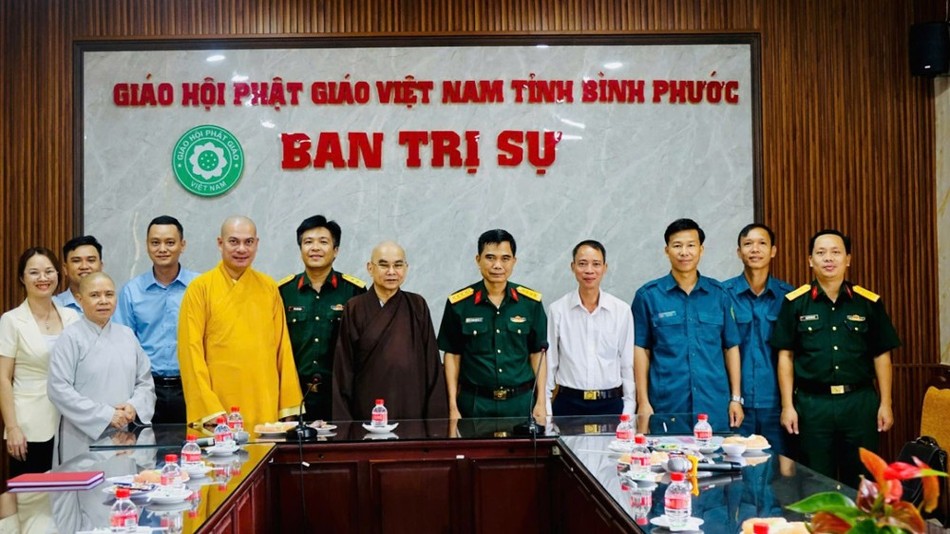 Chư tôn đức, đại diện chính quyền và Bộ Chỉ huy Quân sự tỉnh tham dự họp Chư tôn đức, đại diện chính quyền và Bộ Chỉ huy Quân sự tỉnh tham dự họp