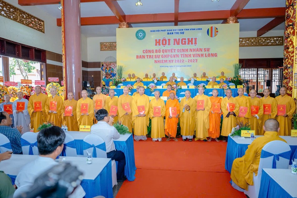 Trưởng lão Hòa thượng Thích Thiện Pháp trao quyết định nhân sự nhiệm kỳ 2022-2027 đến Ban Trị sự GHPGVN tỉnh Vĩnh Long