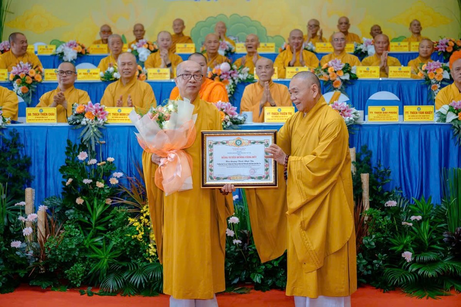 Trung ương Giáo hội đã trao tặng Bằng Tuyên dương công đức và khánh vàng đến Hòa thượng Thích Nhựt Tấn, Trưởng ban Trị sự tỉnh Bến Tre (cũ)