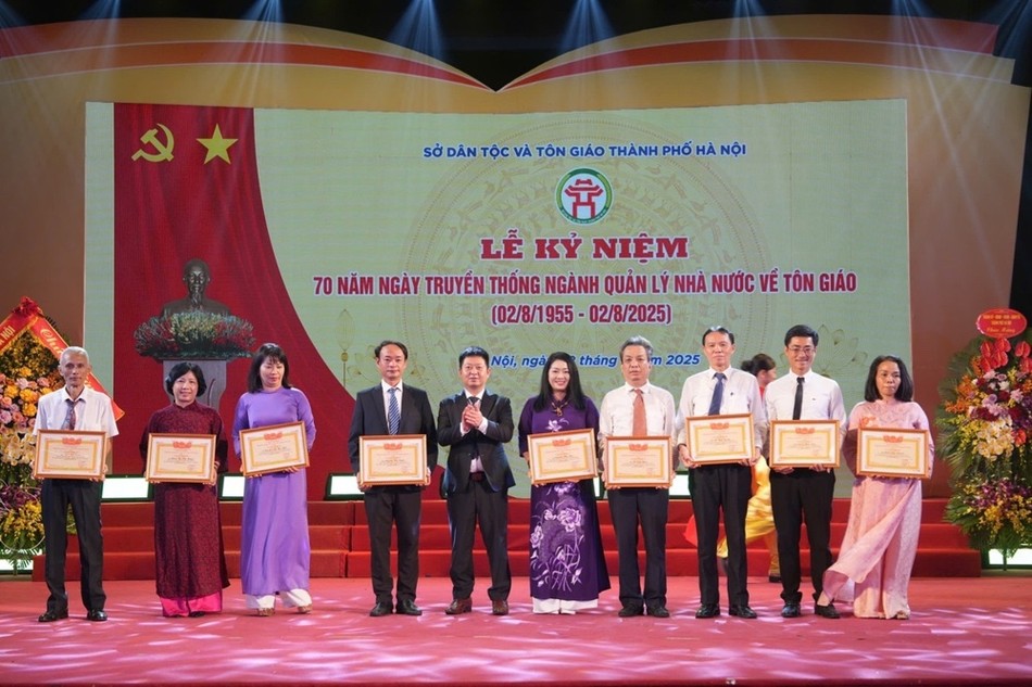 Trao Bằng khen của UBND TP.Hà Nội tới các tập thể và cá nhân