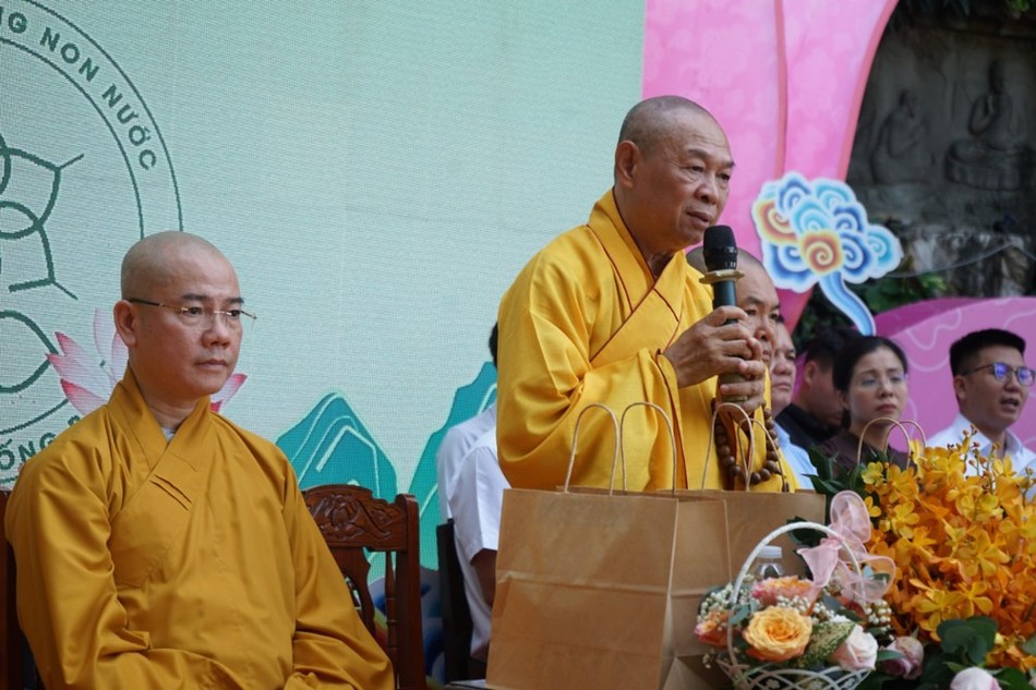 Hòa thượng Thích Từ Nghiêm ban đạo từ Hòa thượng Thích Từ Nghiêm ban đạo từ